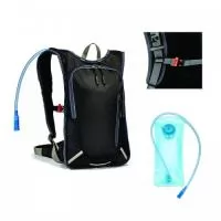 Ótima área de gravação para  se destacar em eventos de esporte e academias, perfeita para empresas e parceiros comerciais. Mochila esportiva. 420D. Compartimento principal forrado. Bolso frontal com zíper. Alças almofadadas. Reservatório de água: até 2 Litros. Elementos refletores. Mochila e reservatórios fornecidos separadamente. 265 x 410 x 55 mm. Destaque sua empresa, mostre que se preocupa com a saúde de seus clientes ou colaboradores.