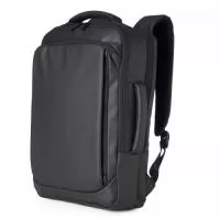 Mochila em couro sintético 17 litros resistente à água com cinco compartimentos, sendo o principal com bolso para notebook 156. Com divisórias internas para acessórios, a mochila possui suporte externo usb, alça para encaixe em malas de viagem e duas alças de mãos, sendo uma delas lateral para o transporte da mochila no modo pasta