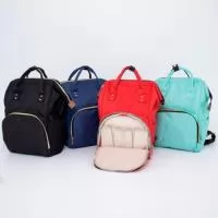 Mochila funcional de 19 litros em tecido oxford resistente à água. Possui dois compartimentos distintos para uma organização eficiente. O compartimento principal conta com uma armação metálica que proporciona abertura fácil e manuseio prático, além de quatro bolsos internos para organização adicional. Na compartimento frontal, encontram-se três bolsos térmicos ideais para itens sensíveis à temperatura. A mochila também dispõe de dois bolsos laterais e duas alças de mão com suporte para juntura, proporcionando praticidade ao transporte. As alças para as costas são ajustáveis, garantindo conforto personalizado durante o uso.