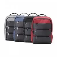 Mochila de nylon 26 Litros com detalhes em couro sintético e quatro compartimentos, sendo o principal com bolso para notebook 15,6. Com divisórias internas para acessórios, a mochila possui bolso lateral, suporte externo USB e alça para engate em malas de viagem.