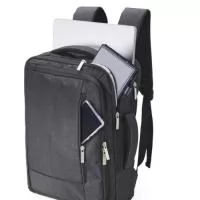 Mochila de poliéster 19 litros com 4 compartimentos, sendo o principal com bolso para notebook 15,6 e compartimento com bolso sanfonado, ideal para documentos. Com divisórias internas para acessórios, a mochila possui suporte externo USB, alça para engate em malas de viagem e duas alças de mãos, sendo uma delas para o transporte da mochila no formato pasta.
