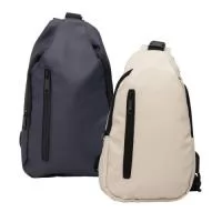 Esta mochila é a combinação perfeita de estilo e funcionalidade. Feita em couro sintético, ela é resistente à água, garantindo durabilidade e proteção. Com três compartimentos bem planejados, você terá espaço e organização para tudo. O compartimento frontal oferece fácil acesso aos itens do dia a dia, enquanto o bolso com fechamento de fivela proporciona segurança adicional. O compartimento principal conta com um bolso interno, ideal para manter tudo ainda mais organizado. Além disso, a mochila vem equipada com uma entrada USB, tornando-a prática para carregar seus dispositivos em movimento. Ideal para quem busca praticidade sem abrir mão do design moderno. 