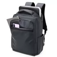 Nossa mochila de 21 litros combina funcionalidade e conforto! Feita em couro sintético resistente à água e com design inteligente, é perfeita para impressionar no mundo corporativo.  Conta com quatro compartimentos estratégicos: um frontal, outro com bolsos e divisórias para documentos e canetas, um compartimento antifurto para proteger os itens mais valiosos e um principal, com espaço para notebooks de até 15,6" e entrada para cabo USB. Além disso, possui plaquinha para personalização exclusiva, dois bolsos laterais, alças reguláveis e acolchoadas que distribuem o peso de forma equilibrada, acabamentos refletivos e uma parte traseira acolchoada, garantindo mais conforto. Para completar, conta com engate para malas de viagem, sendo a parceira ideal além do dia a dia do trabalho. Acompanha plaquinha metálica personalizável.