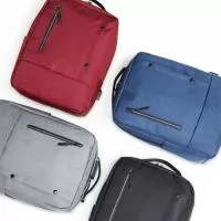  Mochila de Nylon 22 Litros com 4 compartimentos, sendo o principal com bolso para notebook 15,6. Com divisórias internas para acessórios, a mochila possui bolso lateral, suporte externo USB e alça para engate em malas de viagem.