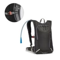 Mochila desportiva em 420D com compartimento principal forrado e bolso frontal com zíper. Painel frontal com elementos refletores. A parte posterior da mala e as alças são almofadadas para garantir um maior conforto para as costas. Ainda na parte posterior contém alça com fecho, para garantir que a mala é ajustada ao tronco, facilitando o seu transporte em movimento e uso prolongado. A mochila inclui um reservatório de água com capacidade até 2 L e canudo. A mochila e o reservatório são fornecidos separadamente. 265 x 410 x 55 mm. Gravação em 1 cor já inclusa.