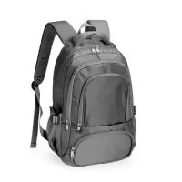 Espaço, conforto e praticidade reunidos em uma só mochila de poliéster impermeável. Com sua capacidade de até 17 litros, seu compartimento interno traz um pequeno bolso com zíper e uma divisória acolchoada, ideal para guardar notebooks de até 15,6 polegadas. Além disso, a mochila conta com três bolsos externos em tamanhos diferentes e mais dois bolsos laterais em tela com regulagem. As alças de costas e de mão possuem revestimento espumado.