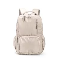 Mochila de design ágil, feita em poliéster impermeável e pronta para encarar qualquer rotina. Com capacidade máxima de 18 litros, o compartimento interno traz uma divisória ideal para guardar notebooks de até 15,6 polegadas. Além disso, conta com três bolsos frontais em diferentes tamanhos e outros dois, posicionados nas laterais, com elástico. As alças e região das costas possuem revestimento em espuma respirável para maior conforto durante o uso.