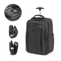 Mochila trolley em 900d com revestimento resistente à água. Compartimento principal espaçoso com bolso para portátil até 17,3", 3 bolsos frontais com zíper e 2 bolsos laterais com elástico no topo para transportar a sua squeeze. Mochila trolley com protetor de rodas e pega extensível em metal. Parte posterior e alças almofadadas. Placa metálica removível com imã, para fácil gravação. Capacidade até 28 l e peso de 1,80 kg.