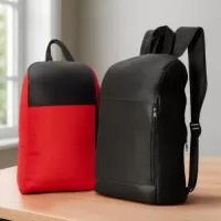 Mochila Poliéster – 14L  Descrição: Mochila confeccionada em poliéster impermeável, com fechamento em zíper e capacidade máxima de 14 litros. Possui bolso frontal com abertura lateral para fácil acesso aos itens do dia a dia, além de alça superior de mão em nylon e duas alças para as costas feitas do mesmo tecido da mochila, garantindo conforto e praticidade no uso diário.  Especificações:  Material: Poliéster impermeável  Capacidade: 14 L  Fechamento: Zíper  Bolsos:  1 bolso frontal com abertura lateral  Alças:  Alça superior de mão em nylon  Duas alças traseiras do mesmo tecido da mochila  Dimensões:  Altura: 44 cm  Largura: 16 cm  Profundidade: 12 cm  Área aproximada para gravação (CxL):  22 cm × 20 cm  Peso aproximado: 225 g