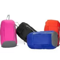Mochila Poliéster – 9 Litros  Descrição: Mochila confeccionada em poliéster impermeável, com fechamento em zíper e capacidade para até 9 litros. Conta com compartimento interno para melhor organização, bolso frontal com fechamento em zíper, alça superior em nylon e alças traseiras ajustáveis, garantindo conforto e praticidade no uso diário.  Especificações:  Material: Poliéster impermeável  Capacidade: 9 L  Fechamento: Zíper  Compartimentos:  1 compartimento interno  1 bolso frontal com zíper  Alças:  Alça superior em nylon  Alças traseiras ajustáveis  Dimensões:  Altura: 40 cm  Largura: 22 cm  Profundidade: 10 cm  Área aproximada para gravação (CxL):  18 cm × 8 cm  Peso aproximado: 208 g