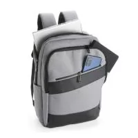 Mochila USB – 16 Litros  Descrição: Mochila confeccionada em Oxford Jacquard impermeável, com detalhes em couro sintético e capacidade de até 15,6 litros. Possui compartimento principal com bolsos internos de tamanhos variados e divisória acolchoada para notebook de até 15,3 polegadas. Para maior funcionalidade no dia a dia, conta com entrada externa para cabos USB-A e USB-C, ideal para uso com power banks. Dispõe de dois compartimentos frontais com zíper, dois bolsos laterais abertos e estrutura reforçada com alça superior, duas alças de costas acolchoadas e painel traseiro acolchoado. Na parte traseira, possui ainda engate em nylon para acoplar em malas de viagem, trazendo praticidade em deslocamentos.  Especificações:  Material: Oxford Jacquard impermeável + couro sintético  Capacidade: 16 L (aprox. 15,6 L)  Entrada USB: USB-A e USB-C (externa)  Compartimentos:  Principal com bolsos internos  Divisória para notebook até 15,3”  2 compartimentos frontais com zíper  2 bolsos laterais a