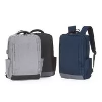 Mochila de nylon 21 litros com dois compartimentos, sendo o principal com bolso para notebook 15,6. Com divisórias internas para acessórios, a mochila possui bolsos laterais, suporte externo usb, duas alças de mãos e alça para engate em malas de viagem. Obs.: O adaptador USB externo pode estar localizado na lateral direita ou esquerda, podendo variar conforme o lote.  Altura: 40 cm Largura: 30 cm Profundidade: 11 cm Medidas aproximadas para gravação(CxL): 24 cm x 16 cm Peso aproximado(g): 731