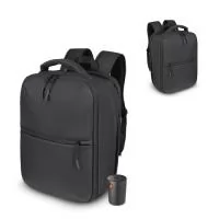 Mochila premium em poliéster 600D com detalhe em PU e interior em poliéster 210D. Conta com compartimento interno a vácuo, acompanha bomba para desinflar, expansor com zíper, compartimento frontal com zíper, compartimento para notebook de até 15,6”, compartimento com zíper nas costas, engate para mala de viagem e alças de mão e ombro acolchoadas. *Acompanha bomba para desinflar/inflar juntamente com 6 pilhas. Volume: 26L (Com Expansor) Volume: 18,5L (Sem Expansor)Dimensão do Produto: 44x31x11cm (AxLxP) Peso do Produto: 0,822kg Embalagem: Saco Plástico Dimensão da Caixa: 45x35x50cm Peso da Caixa: 9kgs Quant. por Caixa: 10pçs NCM: 4202.92.00