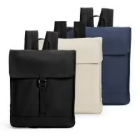 Mochila em couro sintético impermeável com capacidade de até 16 litros. Apresenta compartimento interno com bolso para notebooks de até 13 polegadas. Possui duas alças para as costas, alça de mão e engate posterior para mala de viagem.  Altura: 35,5 cm Largura: 28 cm Profundidade: 10 cm Medidas aproximadas para gravação(CxL): 8 cm x 26 cm Peso aproximado(g): 379