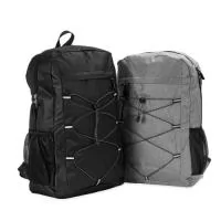 Mochila com capacidade máxima de 23 litros confeccionada em poliéster 300D impermeável. Possui divisória interna para notebooks de até 15,6 polegadas. Apresenta compartimento frontal com fechamento em zíper, cordão elástico ajustável para a organização de itens variados com faixas refletivas nos passantes e bolsos telados em malha com elástico. Conta ainda com alça de mão em poliéster e alças de ombros com revestimento em tecido respirável.