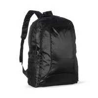 Mochila de nylon 35 litros com dois compartimentos e bolsos laterais em malha. Possui  fivelas laterais para regulagem de tamanho e duas alças de mãos, sendo uma delas reforçada com pegador plástico.