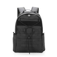 Mochila com capacidade máxima de 18 litros confeccionada em poliéster 900D com revestimento de filme impermeável. Possui compartimento principal com divisória para notebooks de até 15,6 polegadas. Conta com quatro faixas frontais para encaixe de bols