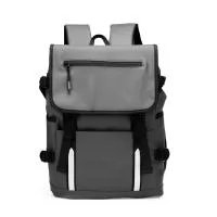 Mochila confeccionada em couro sintético com capacidade máxima de 18 litros. Possui abertura com zíper, tiras frontais em velcro e engate rápido.  Apresenta divisória interna para notebook de até 15,3 polegadas, além de dois bolsos laterais e dois fr