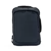 Mochila com capacidade máxima de 18 litros confeccionada em couro sintético impermeável. Possui compartimento principal com quatro bolsos menores e compartimento traseiro com divisória interna para notebooks de até 15,6 polegadas e tira elástica com 