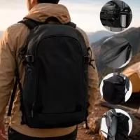 Mochila com capacidade máxima de 17 litros confeccionada em Oxford 600D resistente à água com revestimento de poliuretano (PU). Possui compartimento principal com divisória para notebook de até 15,6 polegadas, compartimento frontal com zíper e bolsos internos de tamanhos diferentes, além de compartimento inferior em Oxford 1200D com velcro para guardar a capa impermeável confeccionada em poliéster. Conta com quatro passantes frontais, sendo dois com cordões ajustáveis, duas cintas compressoras, bolsos laterais com elástico e alças para os ombros com fitas peitorais ajustáveis, uma delas com apito funcional e outra com bolso compacto. As alças de ombro possuem faixas refletivas, e a parte posterior apresenta revestimento em tecido respirável.