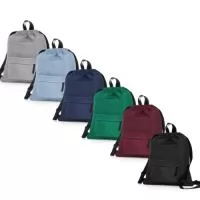 Mochila saco feita em poliéster resistente à água com alças reforçadas de nylon. Possui ainda um bolso frontal com fechamento em zíper.