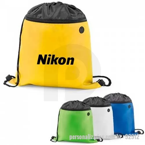 Mochila saco personalizada - Sacola tipo mochila. 210D. Com bolso frontal e saída para fone de ouvido. Medidas 350 x 400 mm. Personalização em serigrafia.