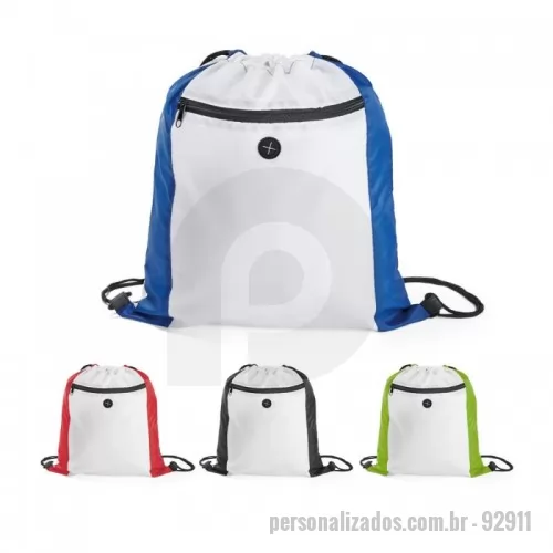 Mochila saco personalizada - Sacola tipo mochila em 210D com bolso frontal e saída para fone de ouvido. 350 x 400 mm