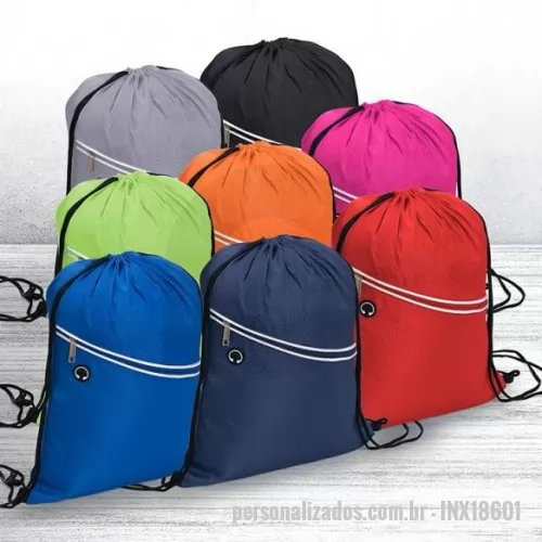 Mochila saco personalizada - Mochila Saco com Bolso Frontal e Saída para Fone de Ouvido  A Mochila Saco Personalizada é uma opção prática, moderna e versátil para ações promocionais, eventos corporativos, academias, feiras e campanhas de marketing. Confeccionada em poliéster resistente, oferece leveza e durabilidade para o uso diário.  Seu design funcional conta com amplo compartimento principal de fácil acesso, bolso frontal em malha com fechamento em zíper para guardar objetos menores com segurança e saída exclusiva para fone de ouvido, proporcionando mais comodidade durante deslocamentos e atividades físicas.  Personalizável com a identidade visual da sua empresa, é um brinde promocional de grande visibilidade e excelente custo-benefício.  Características  ? Confeccionada em poliéster resistente ? Compartimento principal amplo ? Bolso frontal em malha com zíper ? Saída para fone de ouvido ? Leve, prática e confortável ? Personalização em Silk Screen, DTF ou Transfer ? Ideal para eventos, academias, ações promoc