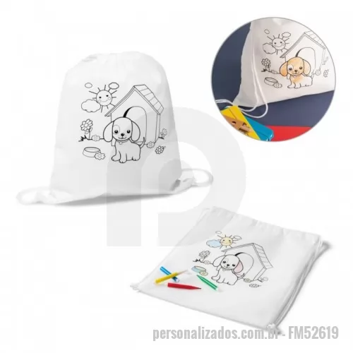 Mochila saco personalizada - Sacola tipo mochila para colorir em non-woven (80 g/m²) com desenho impresso e bolso interior. 6 gizes de cera inclusos. 300 x 350 mm