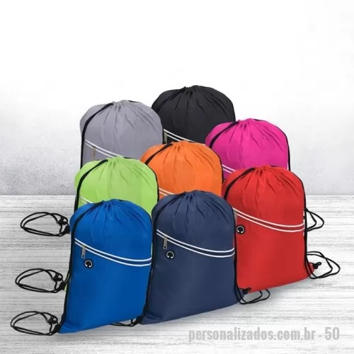 Mochila saco personalizada - Mochila saco em fibra de poliéster resistente à água com bolso frontal e entrada para fones de ouvido.  Material: Fibra de Poliéster Altura :  42,4 cm Largura :  35 cm Medidas aproximadas para gravação (CxL):  33 cm x 18 cm Peso aproximado (g):  81