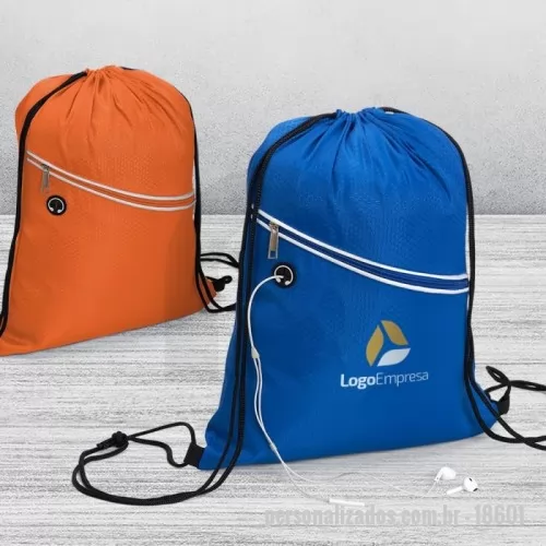 Mochila saco personalizada - Mochila Saco Impermeável  Descrição: Mochila saco em fibra de poliéster resistente à água com bolso frontal e entrada para fones de ouvido.  Altura :  42,4 cm  Largura :  34 cm  Medidas aproximadas para gravação (CxL):  33 cm x 18 cm  Peso aproximado (g):  81