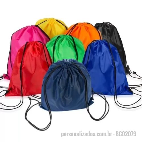 Mochila saco personalizada - Uma mochila saco multifuncional para acompanhar uma rotina ágil. Feita em poliéster impermeável e alças para as costas de cordões em nylon ajustáveis, ela é ideal para levar tudo o que for necessário para a prática de atividades ao ar livre, como caminhadas ou corridas, com a proteção adequada contra a água para tudo que estiver em seu interior. Seu design objetivo combina e se adapta com qualquer estilo sem muito esforço.