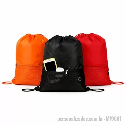 Mochila saco personalizada - Mochila saco confeccionada em poliéster 420D com bolso externo em malha com entrada para fones de ouvido e alças ajustáveis em nylon. Gravação da logomarca em 1 cor já inclusa.