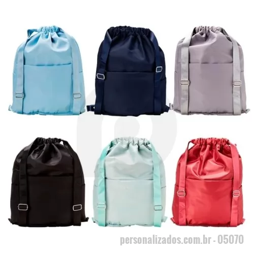 Mochila saco personalizada - Mochila saco Personalizada - 05070 - Mochila saco confeccionada em poliéster impermeável com alças em nylon reguláveis. Dispõe de três compartimentos em tamanhos diferentes, incluindo dois bolsos laterais e um bolso interno para itens molhados - 179205 - Mochila saco