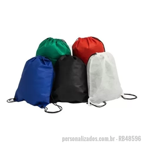 Mochila saco personalizada - FICHA TÉCNICA – MOCHILA SACO (SACO ESPORTIVO) Descrição do Produto  Mochila saco promocional leve e funcional, ideal para uso em eventos, campanhas esportivas, ações promocionais e brindes corporativos. Produto prático, dobrável e de fácil transporte, com excelente área para personalização. Especificações Técnicas Produto: Mochila saco promocional (saco esportivo) Material: Oxford, nylon, poliéster ou lona leve Estrutura: Maleável e dobrável Fechamento: Cordão de nylon reforçado (ajuste superior) Alças: Cordões laterais para uso como mochila Acabamento: Costura reforçada nas laterais e base Reforço: Ilhós metálicos ou reforço em costura (opcional). Medidas (padrão) Pequena: 30 x 40 cm Média: 35 x 45 cm Grande: 40 x 50 cm (Medidas podem ser personalizadas conforme o projeto do cliente). Personalização Silk screen (serigrafia) Sublimação total (em tecidos apropriados) Transfer digital Bordado (em áreas específicas)..