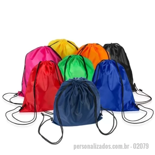 Mochila saco personalizada - Mochila saco multifuncional em poliéster resistente á respingos dágua. Possui cordões de nylon que servem tanto para fechamento quanto como alças de costas.