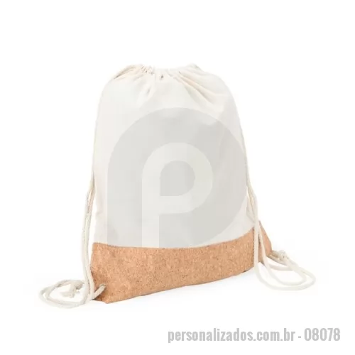 Mochila saco personalizada - Apresentamos a nossa sacochila com alças em algodão, feita de lona e cortiça, perfeita para quem valoriza conforto e estilo. Seu design prático se adapta a diversas situações, tornando-a ideal para o dia a dia ou aventuras. Com materiais de qualidade, ela oferece durabilidade e um toque único. Uma escolha que complementa a rotina com sofisticação discreta e ecológica.
