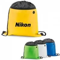 Sacola tipo mochila. 210D. Com bolso frontal e saída para fone de ouvido. Medidas 350 x 400 mm. Personalização em serigrafia.