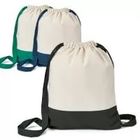 Sacola Tipo Mochila Personalizada em Algodão 100% Natural – 180 g/m²  A Sacola Tipo Mochila Personalizada em Algodão é uma alternativa sustentável, prática e moderna para ações promocionais, eventos corporativos, campanhas ecológicas e brindes personalizados. Fabricada em tecido 100% algodão natural de 180 g/m², oferece excelente resistência, durabilidade e acabamento de qualidade.  Seu sistema de fechamento por cordões permite utilizar o produto tanto como mochila quanto como sacola, proporcionando conforto e praticidade para o transporte de objetos pessoais, materiais promocionais, roupas, acessórios e brindes.  Com ampla área para personalização, é perfeita para destacar sua marca em feiras, congressos, eventos esportivos, campanhas de conscientização e ações de marketing sustentável.  Características  ? Produzida em 100% algodão natural ? Gramatura de 180 g/m² ? Modelo tipo mochila com cordões de fechamento ? Material resistente e reutilizável ? Opção sustentável para substituir sa