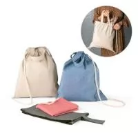 Sacola tipo mochila com algodão reciclado (140 g/m²), alças de 30 cm e cordões em algodão para fechar. 370 x 410 mm