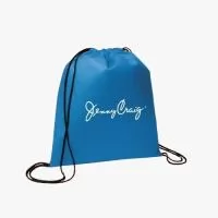 Mochila Saco. Fabricada em TNT gramatura 80 (mais grosso). Medidas: 33 cm de Largura x 40 cm de altura. Arte/Logotipo  estampado em 01 cor. Personalização: serigrafia/silk