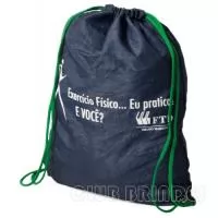 Sacola mochila com alça dupla de ombro em cordão. Disponível em várias cores. Gravação da Logomarca em 1 Cor já inclusa.  Tamanho: 40 cm X 30 cm.  Revestimento Externo: Nylon.