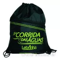 Sacola mochila com alça dupla de ombro em cordão. Disponível em várias cores. Gravação da Logomarca em 1 Cor já inclusa.  Tamanho: 40 cm X 30 cm.  Revestimento Externo: Nylon.