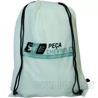 Sacola mochila com alça dupla de ombro em cordão. Disponível em várias cores. Gravação da Logomarca em 1 Cor já inclusa.  Tamanho: 40 cm X 30 cm.  Revestimento Externo: Nylon.