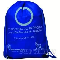 Sacola mochila com alça dupla de ombro em cordão. Disponível em várias cores. Gravação da Logomarca em 1 Cor já inclusa.  Tamanho: 40 cm X 30 cm.  Revestimento Externo: Nylon.