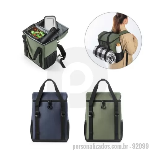 Mochila térmica personalizada - Mochila térmica almofadada em 600D ripstop em poliéster reciclado (100% rPET). É composta por 2 correias frontais que facilitam no transporte de objetos, 1 compartimento principal espaçoso com fecho duplo, 2 bolsos laterais em tela mesh para pequenos objetos e alças ajustáveis para assegurar um maior conforto no transporte. O interior forrado em PEVA garante um bom isolamento térmico permitindo a conservação do frio por mais tempo e a sua higienização. A robustez dos materiais que a compõe conferem-lhe uma grande resistência e durabilidade, pensado para as necessidades do dia a dia. Capacidade até 16 L. Certificação EU Food Grade. 280 x 400 x160 mm