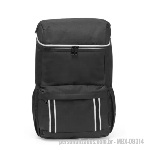 Mochila térmica personalizada - Feita em poliéster impermeável com revestimento interno em PEVA atóxico, que possui propriedades contra vazamentos, ela garante proteção completa para um aproveitamento pleno de suas capacidades sem quaisquer tipo de preocupações. A mochila térmica ainda traz um bolso superior na parte externa que também apresenta revestimento em PEVA atóxico, com capacidade de aproximadamente 1,5 litros, ideal para carregar objetos menores como potes plástico com frios, por exemplo. Além disso, ela conta também com um bolso frontal que pode ser usado para carregar itens como talheres e guardanapos além de outros dois bolsos laterais em tela.
