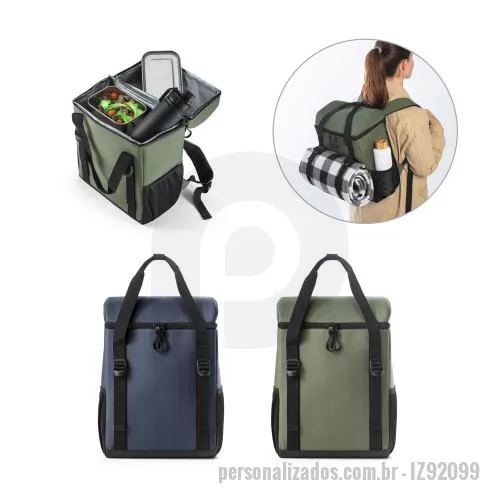 Mochila térmica personalizada - Mochila térmica almofadada em ripstop poliéster reciclado 600D. É composta por 2 correias frontais que facilitam no transporte de objetos, 1 compartimento principal espaçoso com fecho duplo, 2 bolsos laterais em tela mesh para pequenos objetos e alça