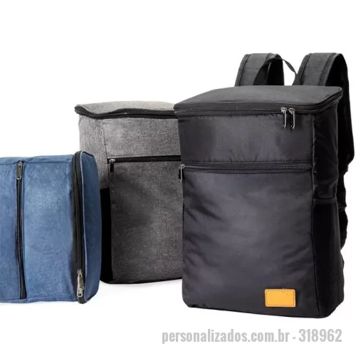 Mochila térmica personalizada - 	Mochila térmica confeccionada em poliéster catiônico 300D resistente à água e capacidade máxima para até 18 litros. Possui revestimento térmico antivazamento em PEVA atóxico no compartimento principal, além de um bolso frontal com fechamento em zíper, dois bolsos laterais em espuma com elástico, duas alças para as costas e uma alça de mão em nylon. Acompanha plaquinha em couro sintético fixada com velcro.
