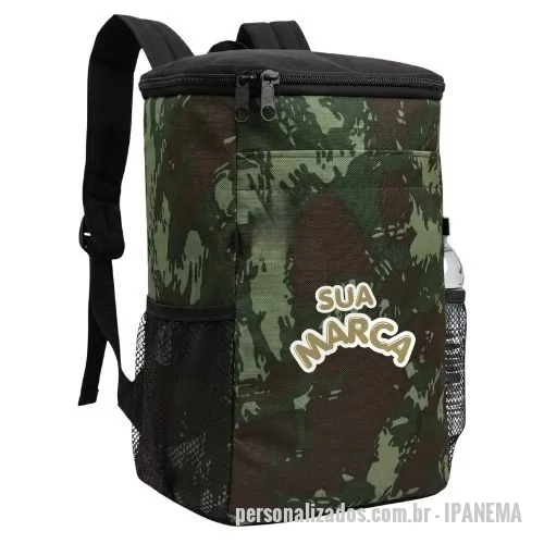 Mochila térmica personalizada - Mochila térmica, disponível em qualquer cor de sua escolha para atender perfeitamente seu estilo ou marca. Com capacidade de até 17 litros, comporta facilmente de 18 a 20 latinhas de 269 ml com gelo, 10 a 15 latas de 350 ml com gelo, 10 a 15 long necks de 330 ml com gelo, 12 a 15 latões de 473 ml com gelo ou até 2 garrafas PET de 2 litros com gelo. Foi desenvolvida para quem precisa transportar bebidas e alimentos mantendo a temperatura ideal, seja no lazer ou no dia a dia. Fabricada no Brasil, oferece resistência, praticidade e alta durabilidade. Possui uma construção técnica de 4 camadas com materiais excelentes: espuma PAC para isolamento, PVC térmico impermeável, saco antivazamento e poliéster 600D no acabamento externo. Essa estrutura mantém o conteúdo gelado por mais de 10 horas com o uso de gelo, ou conserva alimentos quentes. Dica de uso: para otimizar o espaço interno, o ideal é posicionar as latinhas deitadas e bem distribuídas. Eficiência garantida.